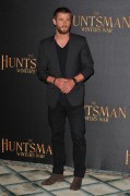 Крис Хемсворт (Chris Hemsworth) 'The Huntsman Winter's War' photocall in London (31.03.2016) (37xHQ) 48bb66478758788
