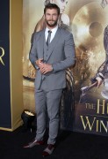 Крис Хемсворт (Chris Hemsworth) premiere of 'The Huntsman Winter's War' in Westwood, 11.04.2016 (16xHQ) 89e766478757716
