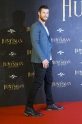 Крис Хемсворт (Chris Hemsworth) 'The Huntsman Winter's War' photocall in Hamburg, 30.03.2016 (146xHQ) D0fac3478758683