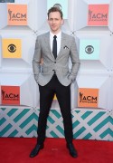 Том Хиддлстон (Tom Hiddleston) 51st Academy of Country Music Awards at MGM Grand Garden Arena in Las Vegas, 03.04.2016 (75xНQ) 17aefd478762310