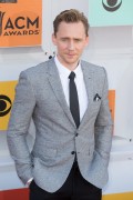 Том Хиддлстон (Tom Hiddleston) 51st Academy of Country Music Awards at MGM Grand Garden Arena in Las Vegas, 03.04.2016 (75xНQ) 2ab79f478762373