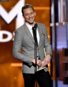 Том Хиддлстон (Tom Hiddleston) 51st Academy of Country Music Awards at MGM Grand Garden Arena in Las Vegas, 03.04.2016 (75xНQ) 4c0793478762276
