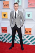 Том Хиддлстон (Tom Hiddleston) 51st Academy of Country Music Awards at MGM Grand Garden Arena in Las Vegas, 03.04.2016 (75xНQ) 84b37c478762497