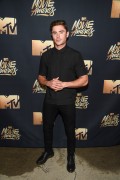 Зак Эфрон (Zac Efron) MTV Movie Awards in Burbank, 09.04.2016 (3xHQ) 8b39ef478766249