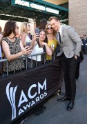 Том Хиддлстон (Tom Hiddleston) 51st Academy of Country Music Awards at MGM Grand Garden Arena in Las Vegas, 03.04.2016 (75xНQ) D746a1478762320