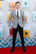 Том Хиддлстон (Tom Hiddleston) 51st Academy of Country Music Awards at MGM Grand Garden Arena in Las Vegas, 03.04.2016 (75xНQ) E186ed478762369