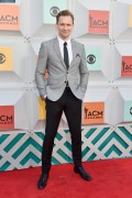 Том Хиддлстон (Tom Hiddleston) 51st Academy of Country Music Awards at MGM Grand Garden Arena in Las Vegas, 03.04.2016 (75xНQ) F24e1b478762484
