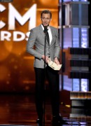 Том Хиддлстон (Tom Hiddleston) 51st Academy of Country Music Awards at MGM Grand Garden Arena in Las Vegas, 03.04.2016 (75xНQ) F544ee478762234
