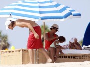Холли Берри (Halle Berry) on the beach (93xHQ) 0f1350480738175