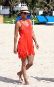 Холли Берри (Halle Berry) on the beach (93xHQ) 39a546480738274