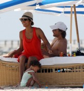 Холли Берри (Halle Berry) on the beach (93xHQ) 42ef6f480738142