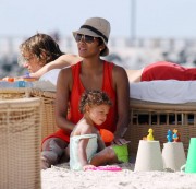 Холли Берри (Halle Berry) on the beach (93xHQ) 4ca415480738132