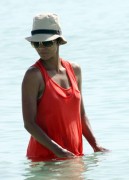 Холли Берри (Halle Berry) on the beach (93xHQ) C154b8480738203