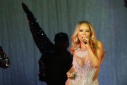 Мэрайя Кэри (Mariah Carey) Performing at AccorHotels Arena in Paris, France, 21.04.2016 (42xHQ) F47fb3484027012