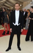 Том Хиддлстон (Tom Hiddleston) 'Manus x Machina Fashion In An Age Of Technology' Costume Institute Gala at Metropolitan Museum of Art in New York City, 02.05.2016 (63xНQ) 17d1b2488151907