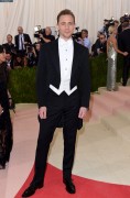 Том Хиддлстон (Tom Hiddleston) 'Manus x Machina Fashion In An Age Of Technology' Costume Institute Gala at Metropolitan Museum of Art in New York City, 02.05.2016 (63xНQ) 338955488152220