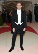 Том Хиддлстон (Tom Hiddleston) 'Manus x Machina Fashion In An Age Of Technology' Costume Institute Gala at Metropolitan Museum of Art in New York City, 02.05.2016 (63xНQ) 3e75e2488151755