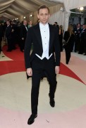 Том Хиддлстон (Tom Hiddleston) 'Manus x Machina Fashion In An Age Of Technology' Costume Institute Gala at Metropolitan Museum of Art in New York City, 02.05.2016 (63xНQ) 48a502488151789