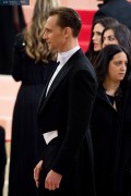 Том Хиддлстон (Tom Hiddleston) 'Manus x Machina Fashion In An Age Of Technology' Costume Institute Gala at Metropolitan Museum of Art in New York City, 02.05.2016 (63xНQ) A6bd46488152568