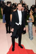 Том Хиддлстон (Tom Hiddleston) 'Manus x Machina Fashion In An Age Of Technology' Costume Institute Gala at Metropolitan Museum of Art in New York City, 02.05.2016 (63xНQ) A876f1488152551