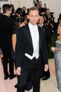 Том Хиддлстон (Tom Hiddleston) 'Manus x Machina Fashion In An Age Of Technology' Costume Institute Gala at Metropolitan Museum of Art in New York City, 02.05.2016 (63xНQ) A8a723488152359