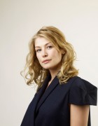 Розамунд Пайк (Rosamund Pike) 'Fugitives Pieces' Portrait Session at the TIFF 2007 - 5xHQ Db3df9489640563