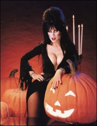 Эльвира: Повелительница тьмы / Elvira: Mistress of the Dark (Кассандра Петерсон, 1988) D5edcc494509379