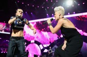Гвен Стефани (Gwen Stefani) performs Onstage during the 2012 iHeartRadio Music Festival at the MGM Grand Garden Arena in Las Vegas, 21.09.2012 (130xHQ) 4a1e9e494765794