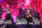Гвен Стефани (Gwen Stefani) performs Onstage during the 2012 iHeartRadio Music Festival at the MGM Grand Garden Arena in Las Vegas, 21.09.2012 (130xHQ) 83289d494765567