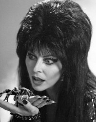Эльвира: Повелительница тьмы / Elvira: Mistress of the Dark (Кассандра Петерсон, 1988) 26c539494815404