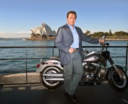 Арнольд Шварценеггер, Джай Кортни (Arnold Schwarzenegger, Jai Courtney) pose for a photograph during a photo call in Sydney, Australia, 04 June 2015 (6xHQ) 473dfc495156478