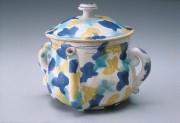 A collection of teapots (1650-1800) B27206497276021