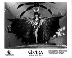 Эльвира: Повелительница тьмы / Elvira: Mistress of the Dark (Кассандра Петерсон, 1988) 87ec92498875478