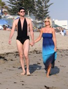 Дженни МакКарти, Джим Керри (Jim Carrey, Jenny McCarthy) Malibu Beach 2008.07.04 (15xHQ) 229c96500764861