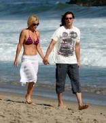 Дженни МакКарти, Джим Керри (Jim Carrey, Jenny McCarthy) with top bikini walking on the beach (10xHQ) 24e521500764786