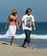 Дженни МакКарти, Джим Керри (Jim Carrey, Jenny McCarthy) with top bikini walking on the beach (10xHQ) 58ade5500764817