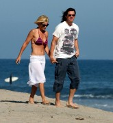Дженни МакКарти, Джим Керри (Jim Carrey, Jenny McCarthy) with top bikini walking on the beach (10xHQ) 7dfc8f500764821