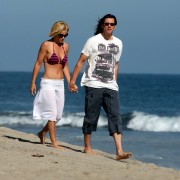 Дженни МакКарти, Джим Керри (Jim Carrey, Jenny McCarthy) with top bikini walking on the beach (10xHQ) 85abb1500764812