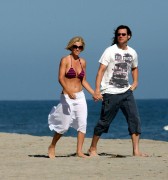 Дженни МакКарти, Джим Керри (Jim Carrey, Jenny McCarthy) with top bikini walking on the beach (10xHQ) D4a777500764792
