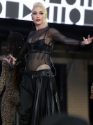 Гвен Стефани (Gwen Stefani) performs at Samsung’s celebration of A Galaxy of Possibility and unveiling of Gear Fit2 and Gear IconX in New York City, 02.06.2016 (28xHQ) 05aed5503764935