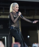 Гвен Стефани (Gwen Stefani) performs at Samsung’s celebration of A Galaxy of Possibility and unveiling of Gear Fit2 and Gear IconX in New York City, 02.06.2016 (28xHQ) 8df09b503764971