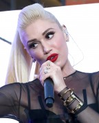 Гвен Стефани (Gwen Stefani) performs at Samsung’s celebration of A Galaxy of Possibility and unveiling of Gear Fit2 and Gear IconX in New York City, 02.06.2016 (28xHQ) 9dd4ff503764859