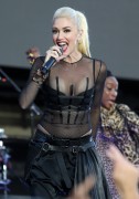 Гвен Стефани (Gwen Stefani) performs at Samsung’s celebration of A Galaxy of Possibility and unveiling of Gear Fit2 and Gear IconX in New York City, 02.06.2016 (28xHQ) Ba0f6e503765051