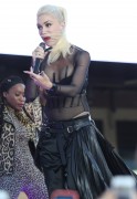 Гвен Стефани (Gwen Stefani) performs at Samsung’s celebration of A Galaxy of Possibility and unveiling of Gear Fit2 and Gear IconX in New York City, 02.06.2016 (28xHQ) Bd7e5b503765037