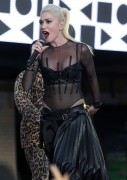 Гвен Стефани (Gwen Stefani) performs at Samsung’s celebration of A Galaxy of Possibility and unveiling of Gear Fit2 and Gear IconX in New York City, 02.06.2016 (28xHQ) D5cd5b503764944