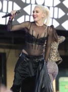 Гвен Стефани (Gwen Stefani) performs at Samsung’s celebration of A Galaxy of Possibility and unveiling of Gear Fit2 and Gear IconX in New York City, 02.06.2016 (28xHQ) E414ce503765064