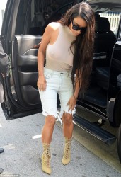 Kim Kardashian sin sujetador por la calle