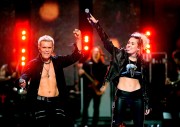 Майли Сайрус (Miley Cyrus) Performing with Billy Idol at the 2016 iHeartRadio Music Festival in Las Vegas, 23.09.2016 (81xHQ) 4253be506980677