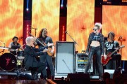 Майли Сайрус (Miley Cyrus) Performing with Billy Idol at the 2016 iHeartRadio Music Festival in Las Vegas, 23.09.2016 (81xHQ) 5ea9fc506981218