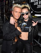 Майли Сайрус (Miley Cyrus) Performing with Billy Idol at the 2016 iHeartRadio Music Festival in Las Vegas, 23.09.2016 (81xHQ) 7c9182506981247